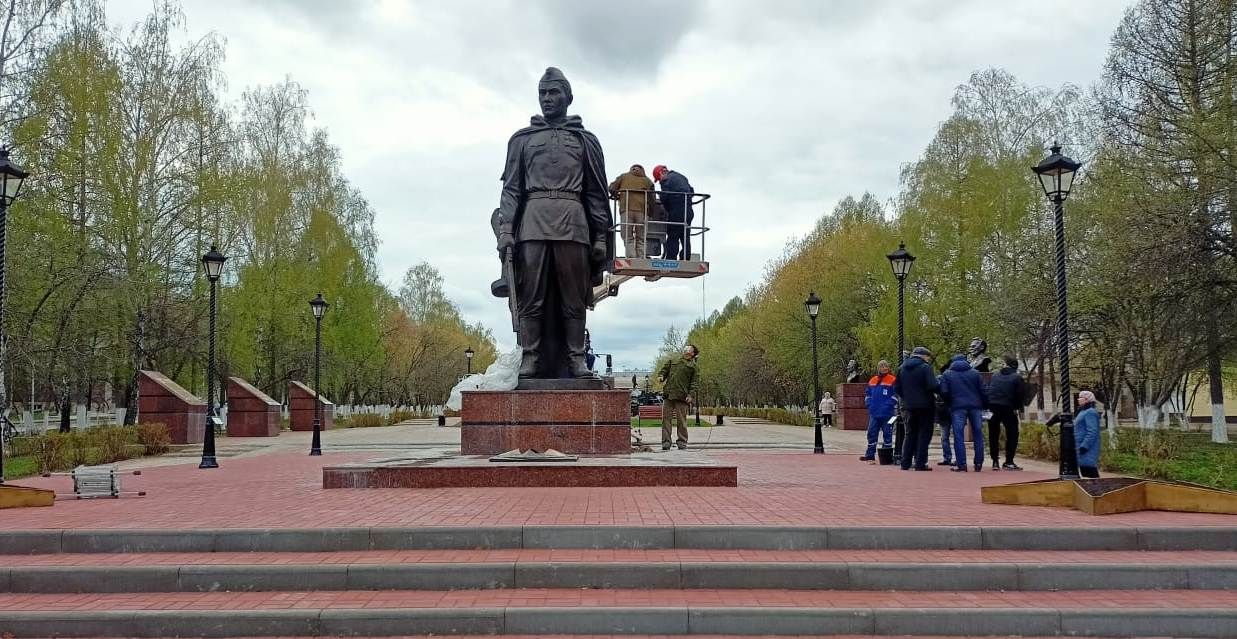 В Заинске устанавливают новый памятник Воину-освободителю
